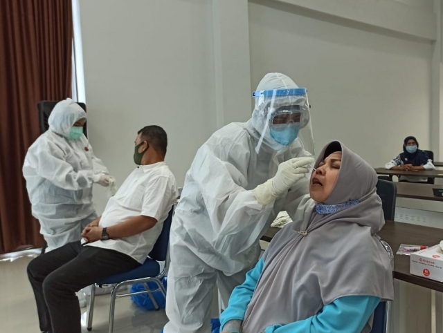 Взятие анализа на коронавирус. Индонезия