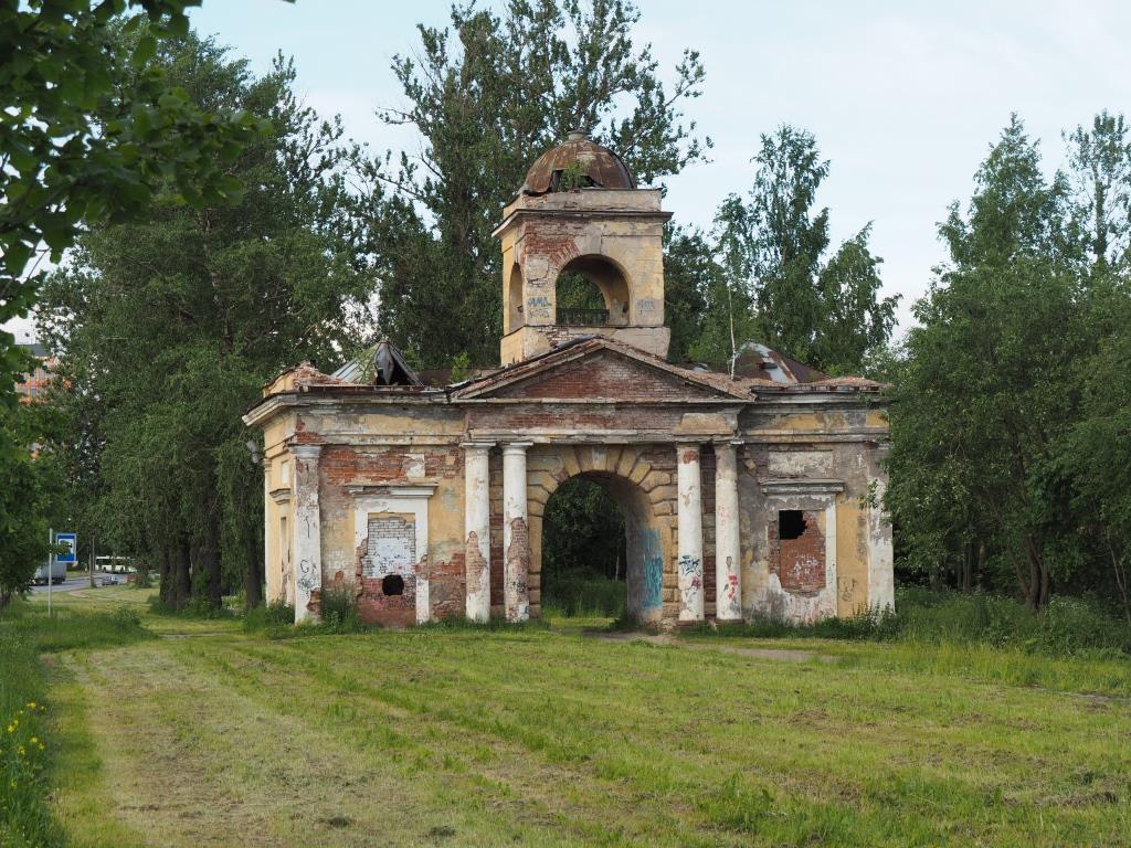 Петербург теряет памятники и защищается от «новодела»