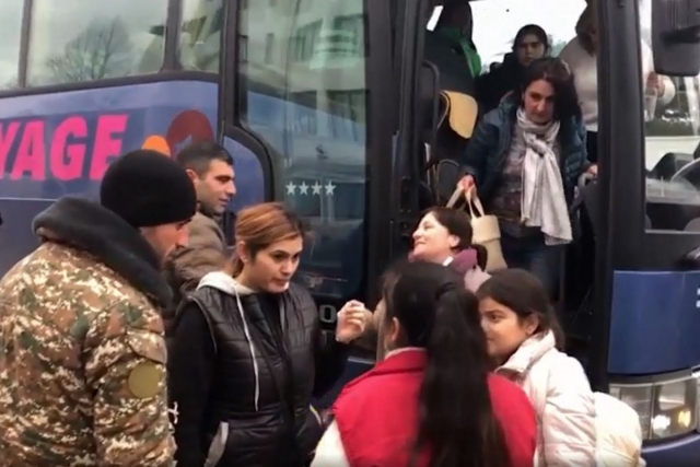 Российские миротворцы сопроводили очередные автобусы с беженцами, возвращающимися в Нагорный Карабах с территории Республики Армения