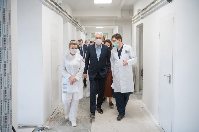 Сергей Собянин посещает московскую больницу 