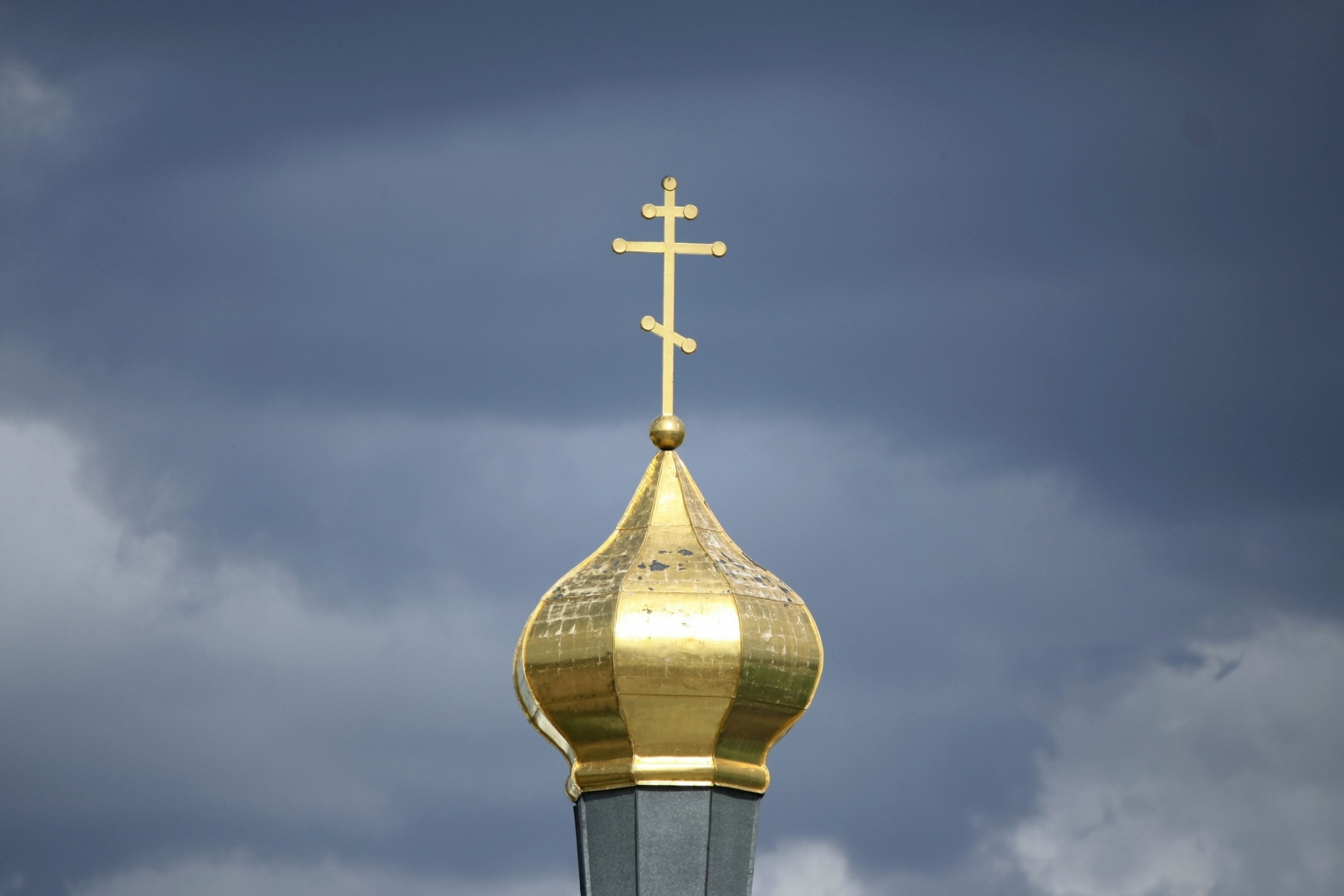 Православный крест на куполе храма