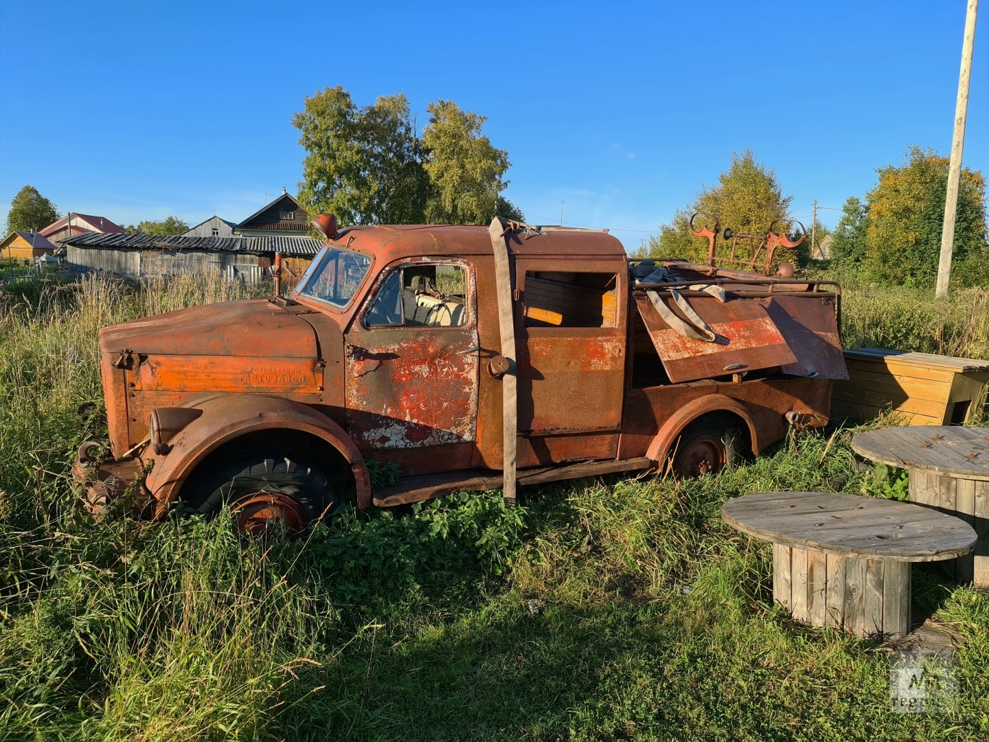 Еще одна достопримечательность – пожарная машина ГАЗ 1950-х годов. Ее бы привести в порядок и поставить в центре села, но она прячется на окраинах