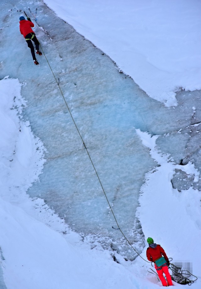 Инструкторы по альпинизму проводят обучение ледолазанию на леднике Башкара