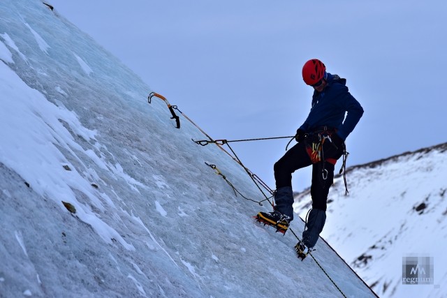 Инструкторы по альпинизму проводят обучение ледолазанию на леднике Башкара