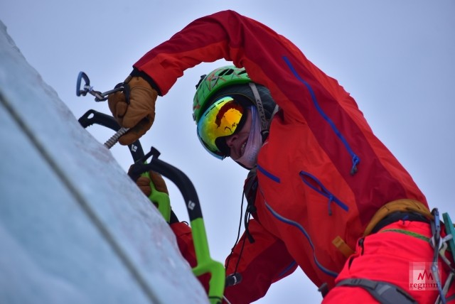 Инструкторы по альпинизму провешивают ледолазный маршрут на леднике Башкара