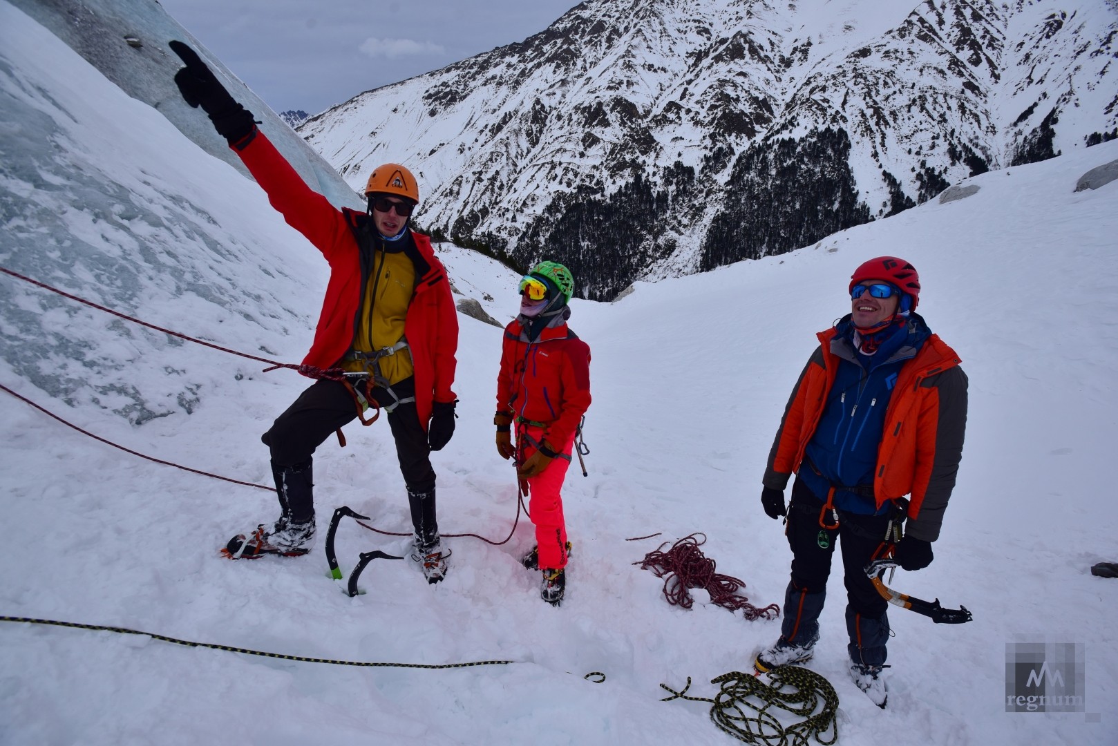 Инструкторы по альпинизму проводят обучение ледолазанию на леднике Джанкуат