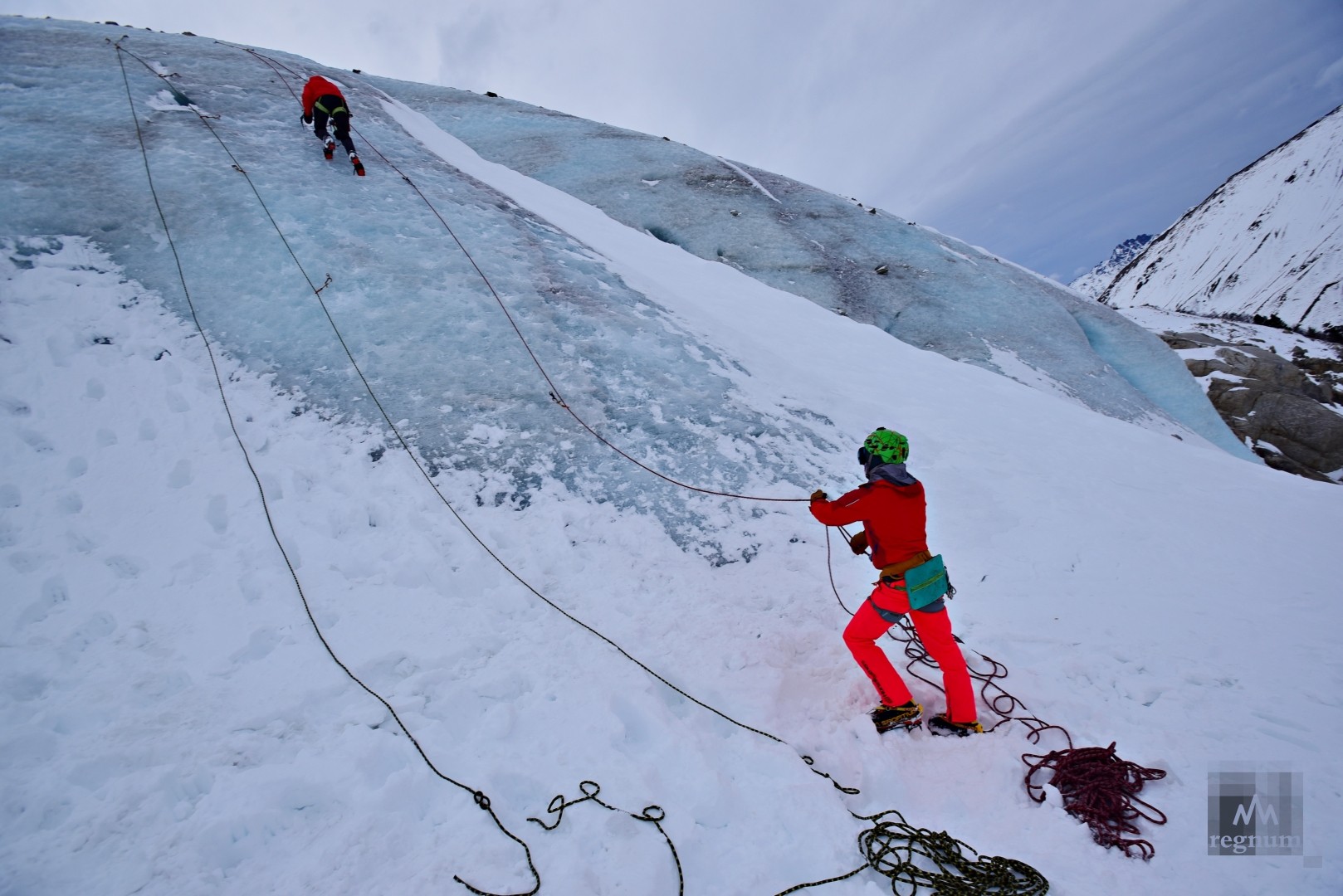 Инструкторы по альпинизму проводят обучение ледолазанию на леднике Джанкуат