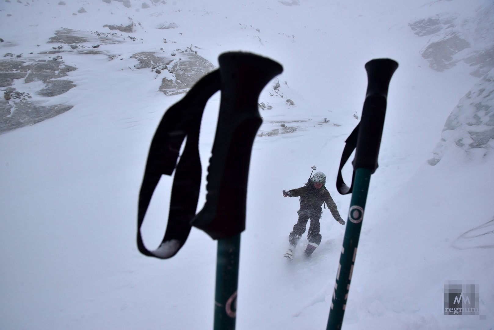 Инструктор по альпинизму катается на горных лыжах по леднику Джанкуат