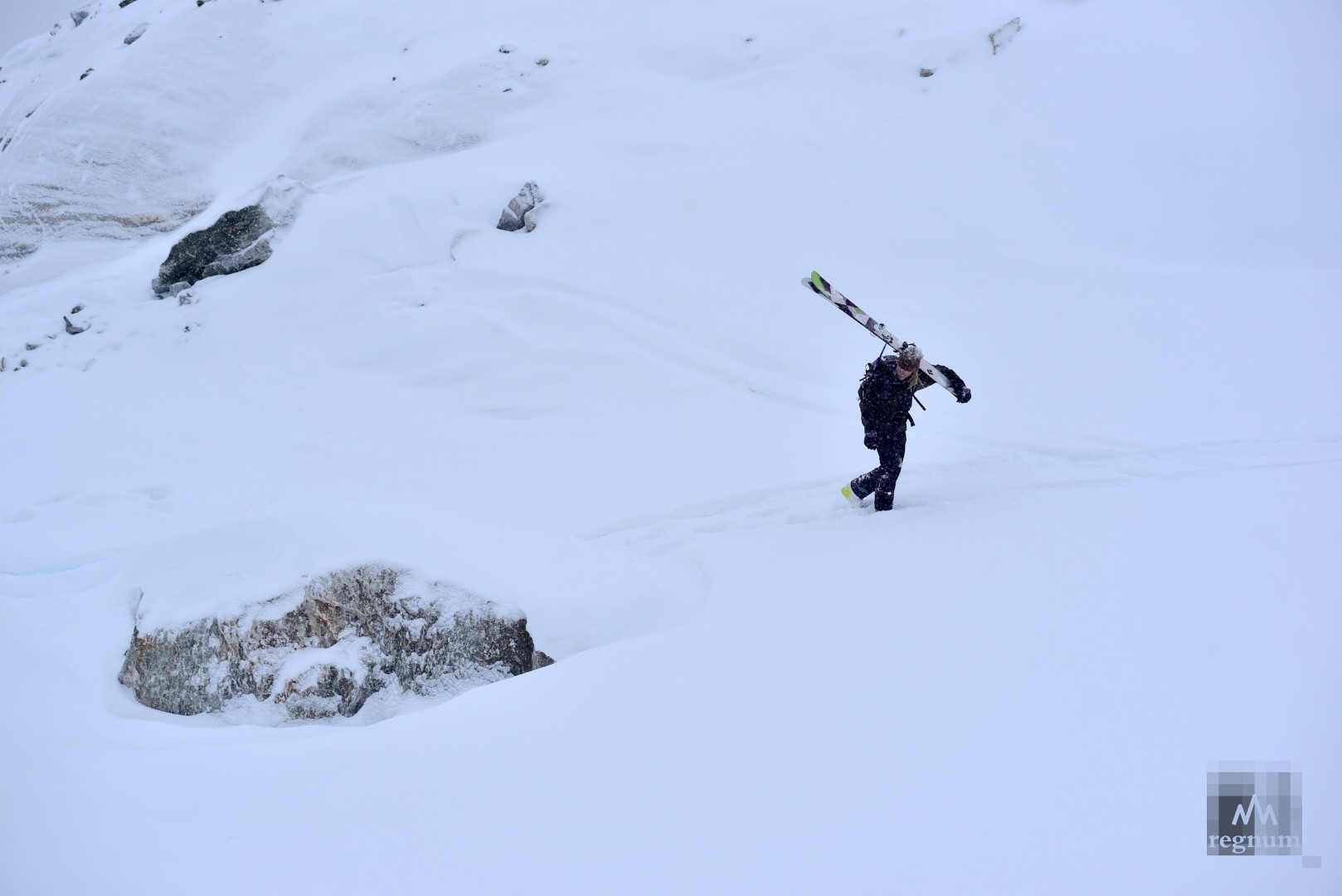 Инструктор по альпинизму катается на горных лыжах по леднику Джанкуат