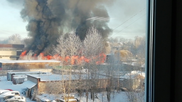  В Петербурге загорелись производственный цех и склад 