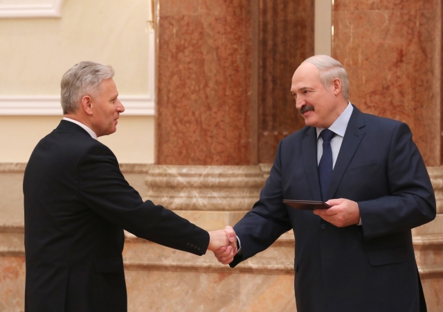 Александр Лукашанец получает диплом академика из рук Александра Лукашенко 