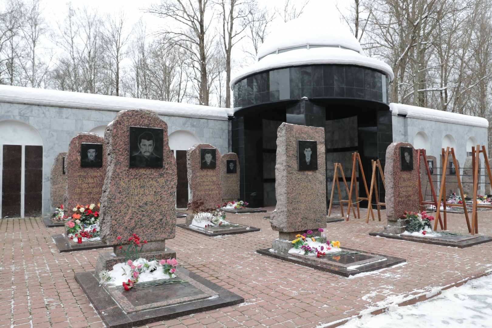 В Петербурге помянули пожарных, погибших 30 лет назад в отеле «Ленинград»