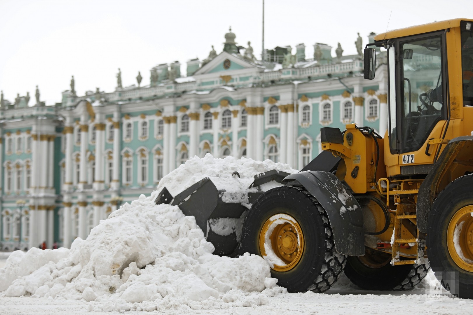 С дорог Петербурга после снегопада вывезли более 28 тыс. кубометров снега