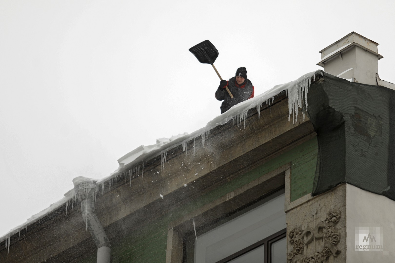 В Ижевске крыша жилого дома провалилась под тяжестью снега
