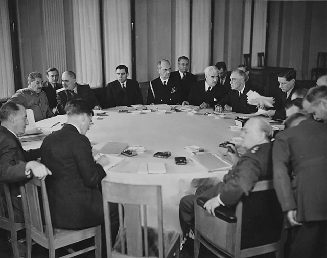 Лидеры «Большой тройки» за столом переговоров на ялтинской конференции. 1945