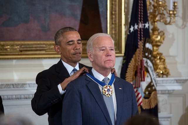 Президент США Барак Обама награждает Вице-президента Байдена президентской медалью Свободы