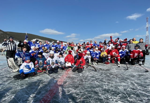 Звезды хоккея с шайбой провели матч на льду Байкала