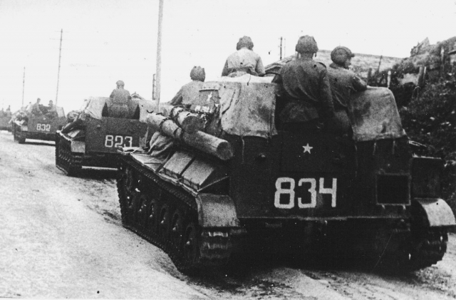 Колонна советских САУ СУ-76М на марше в южном Сахалине. 1945