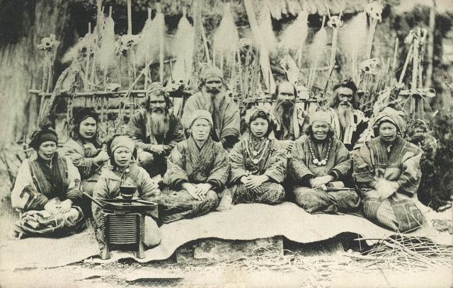 Группа айнов с острова Хоккайдо. Конец XIX века