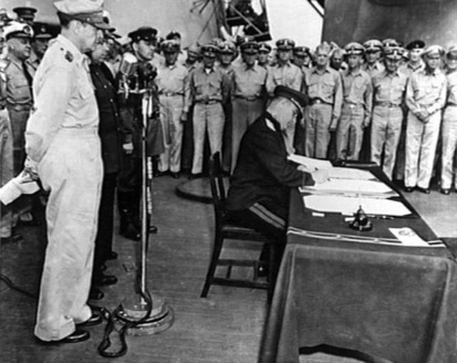 Представитель СССР К. Н. Деревянко ставит свою подпись под актом о капитуляции Японии. 1945