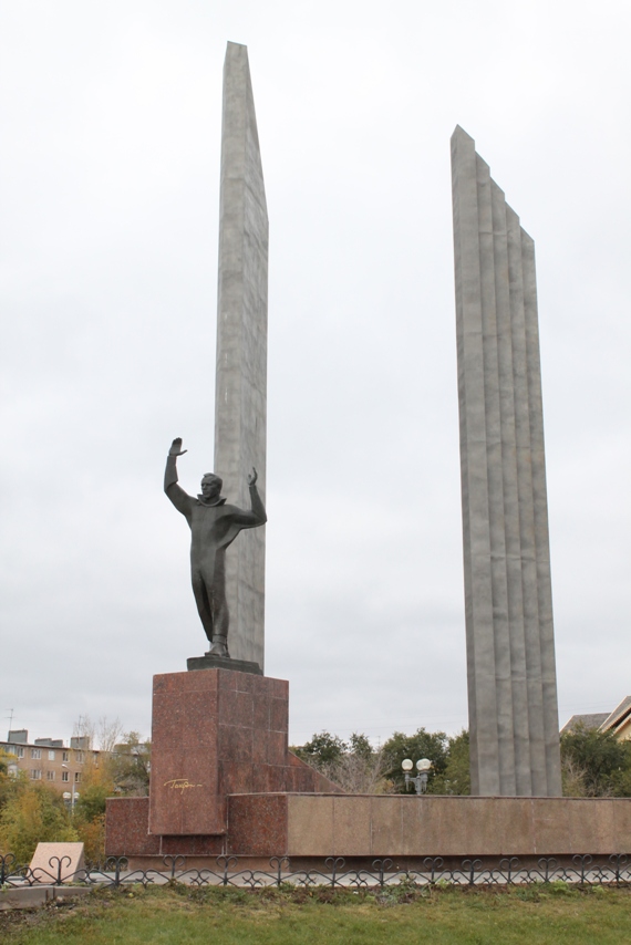 Памятник оренбурга сообщение. Памятник Гагарина Оренбург. Памятник Юрию Гагарину Орен. Статуя Гагарина в Оренбурге.