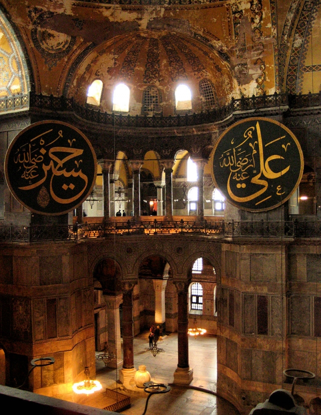 Али ибн Абу Талиб справа и Хусейн ибн Али слева в Святой Софии