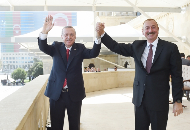 Реджеп Тайип Эрдоган и Ильхам Алиев на параде в Баку 