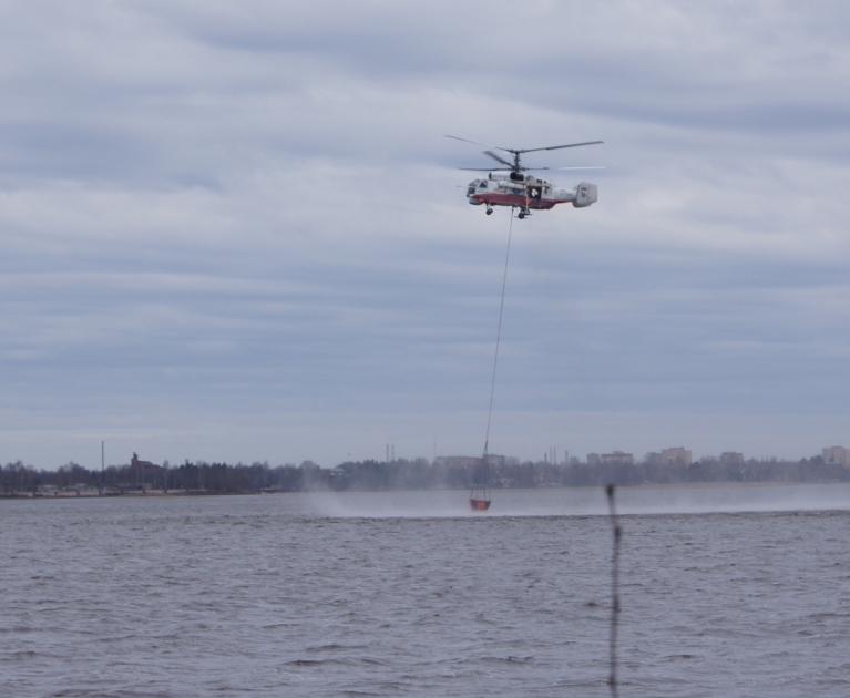 Вертолеты над озером. Вертолёт МЧС Башкирии. Ка-32 МЧС разбился Калининград. Ка-32 вертолёт пожарный МЧС России. Вертолет над заливом.