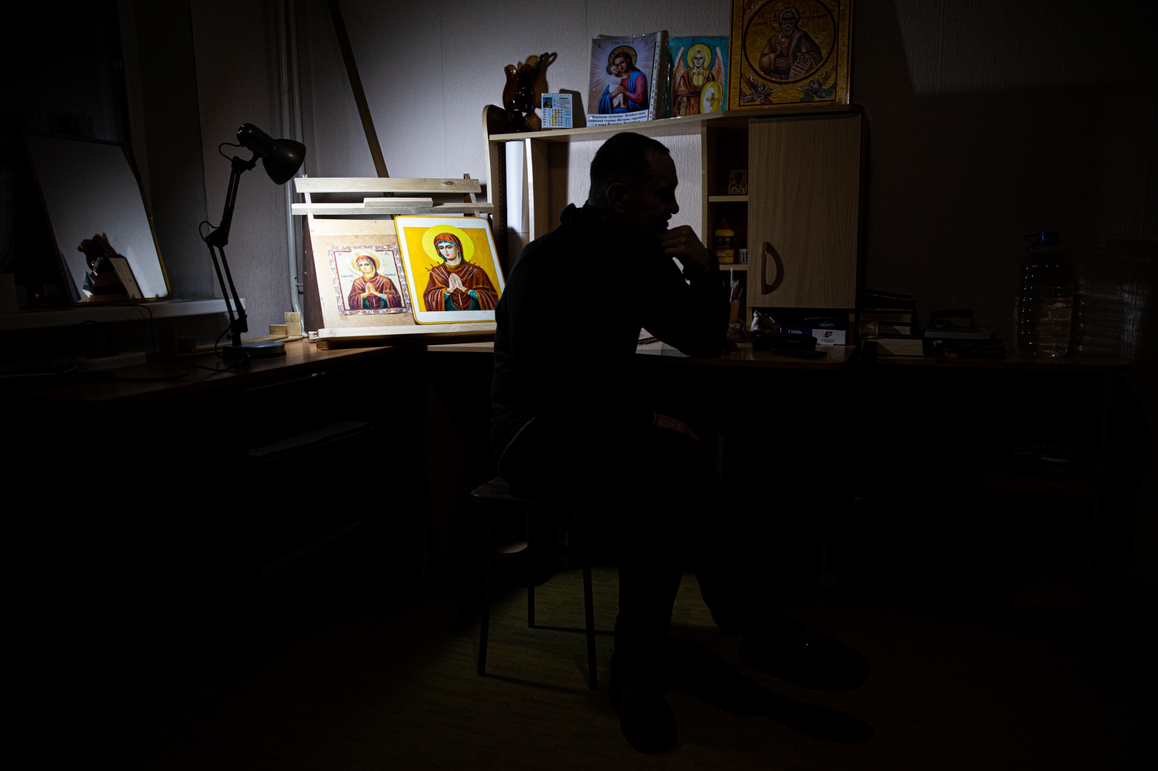 Иван Сергеевич (62 года) за работой. Во время отбытия последнего наказания открыл в себе художественный талант и начал писать иконы в тюремном храме