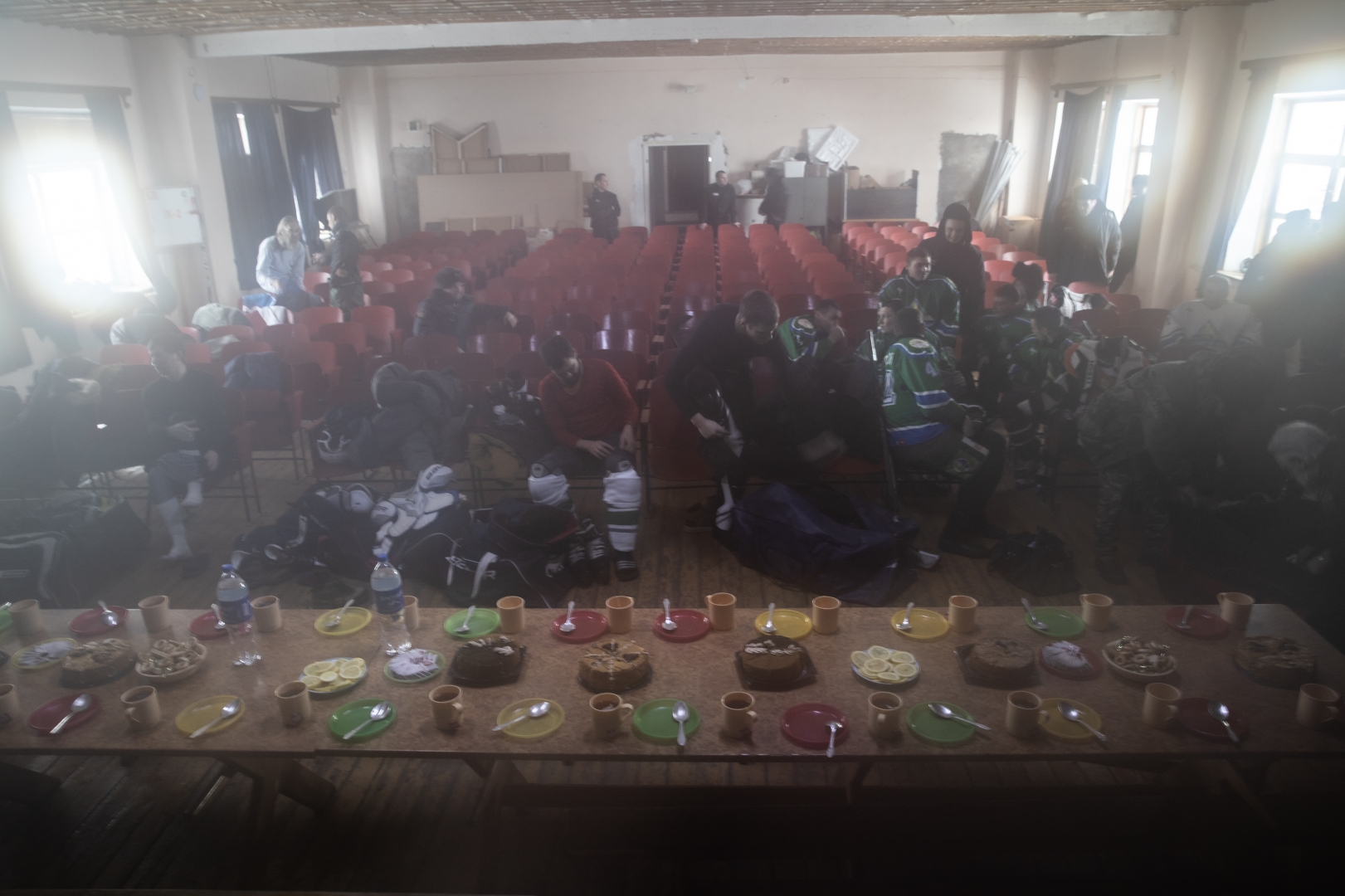 Праздничный стол в клубе ИК-16 после игры православного ХК «Димитрий Донской» и ХК осужденных «Батыр»