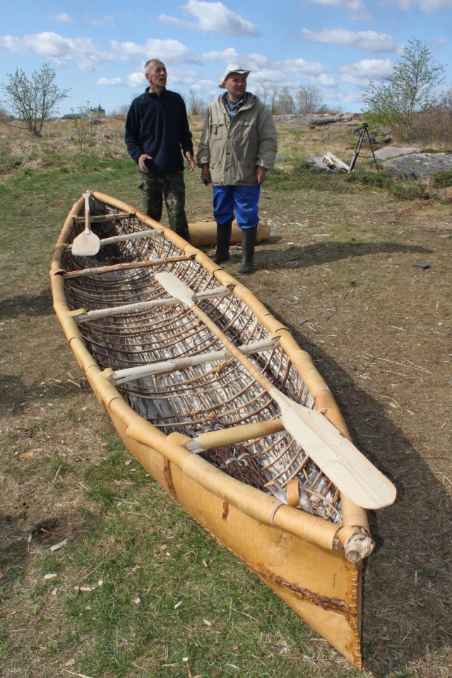 Лодка из бересты готова, А. Мартынов и А. Шутихин перед плаванием на Соловки