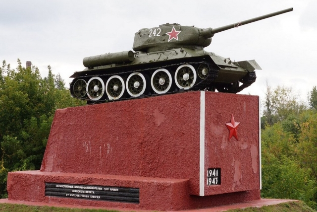 Танк Т-34−85 в Брянске 