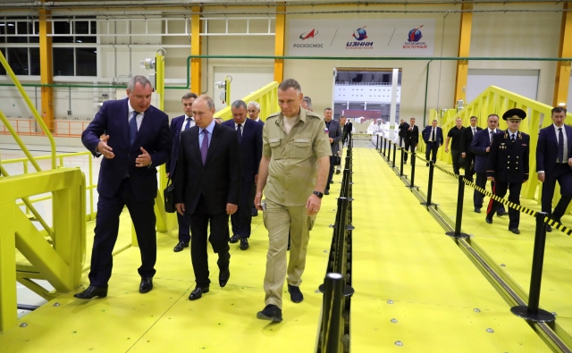 Президент России Владимир Путин в ходе посещения космодрома «Восточный»