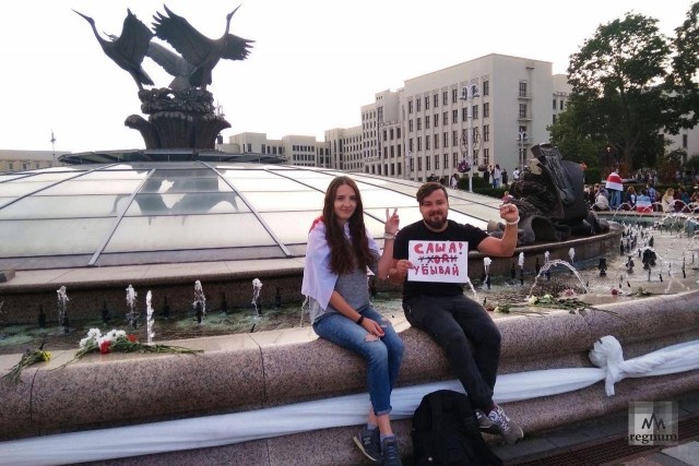 Протестующие на площади Независимости около Дома правительства в Минске