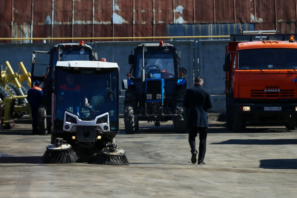 Техника спб. Смотр коммунальной техники на площади Куйбышева 2021. Парад коммунальной техники Бишкек 2021. Коммунальная спецтехника. Парк коммунальной техник Москева Беларусь.