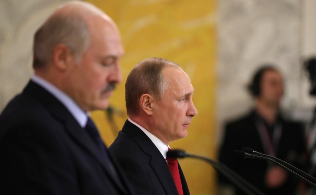 Владимир Путин и Александр Лукашенко на встрече 3 апреля 2017 в Санкт-Петербурге 