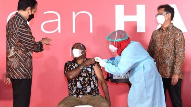 Президент Индонезии Джоко Видодо на вакцинации от коронавируса в Национальной галерее Индонезии