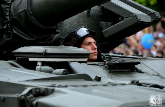 Военные приступили к передислокации техники в Москву для парада Победы
