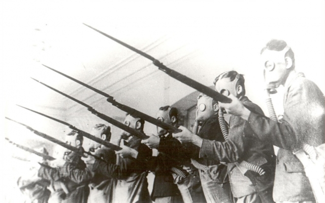 Учащиеся сыктывкарской школы № 1 проходят военное обучение. 1941 
