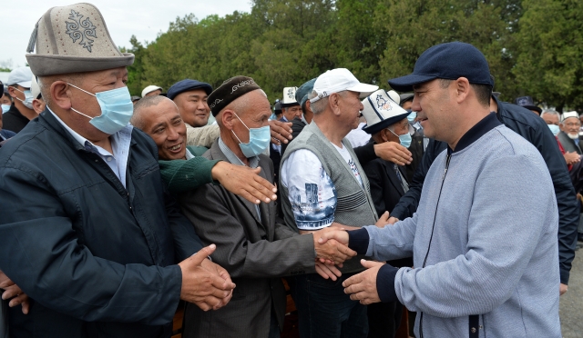 Президент Киргизии Садырбек Жапаров на встрече с жителями сел Кулунду и Орто-Боз 