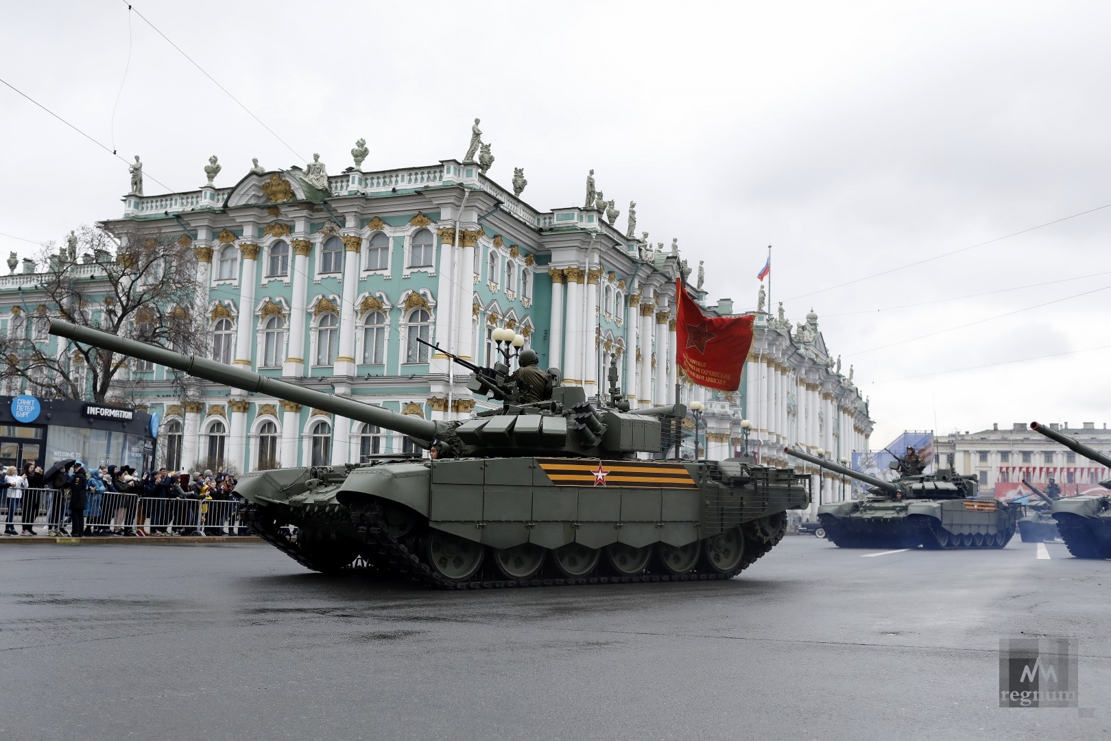 От Т-34 до С-400: в Петербурге на парад Победы вышла боевая техника