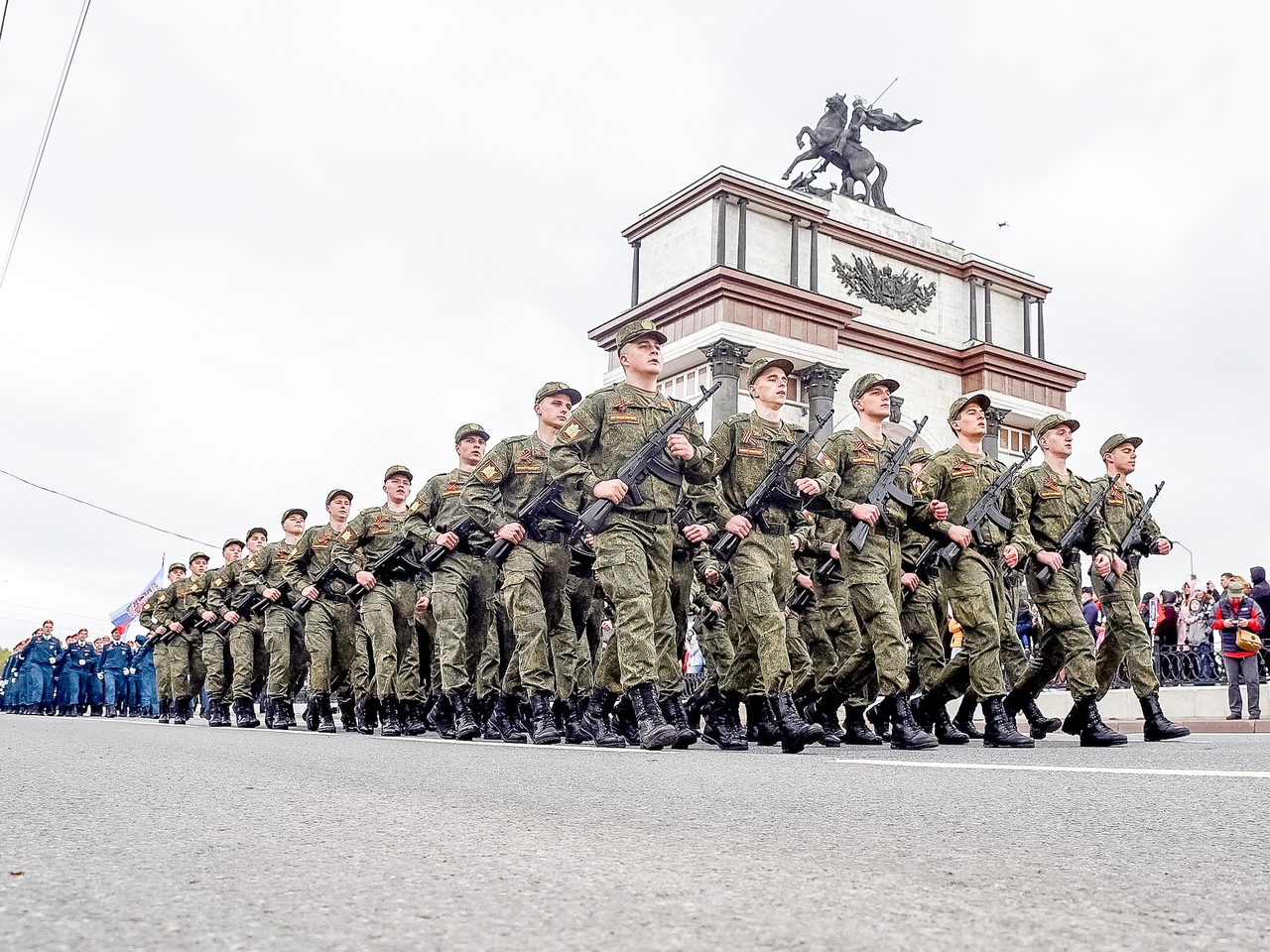 В Курске в День Победы прошёл военный парад