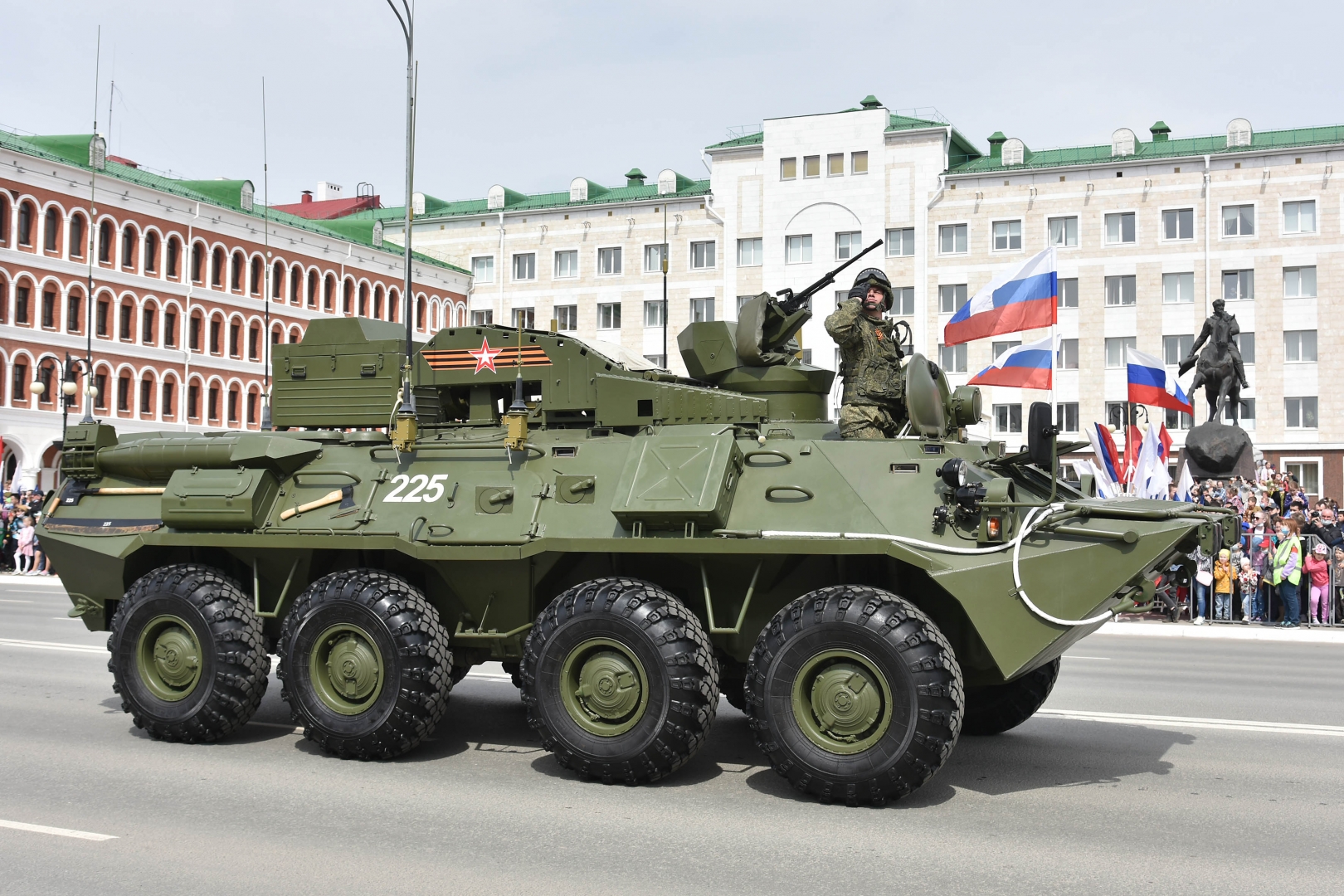 В Йошкар-Оле на параде Победы показали образцы современной военной техники