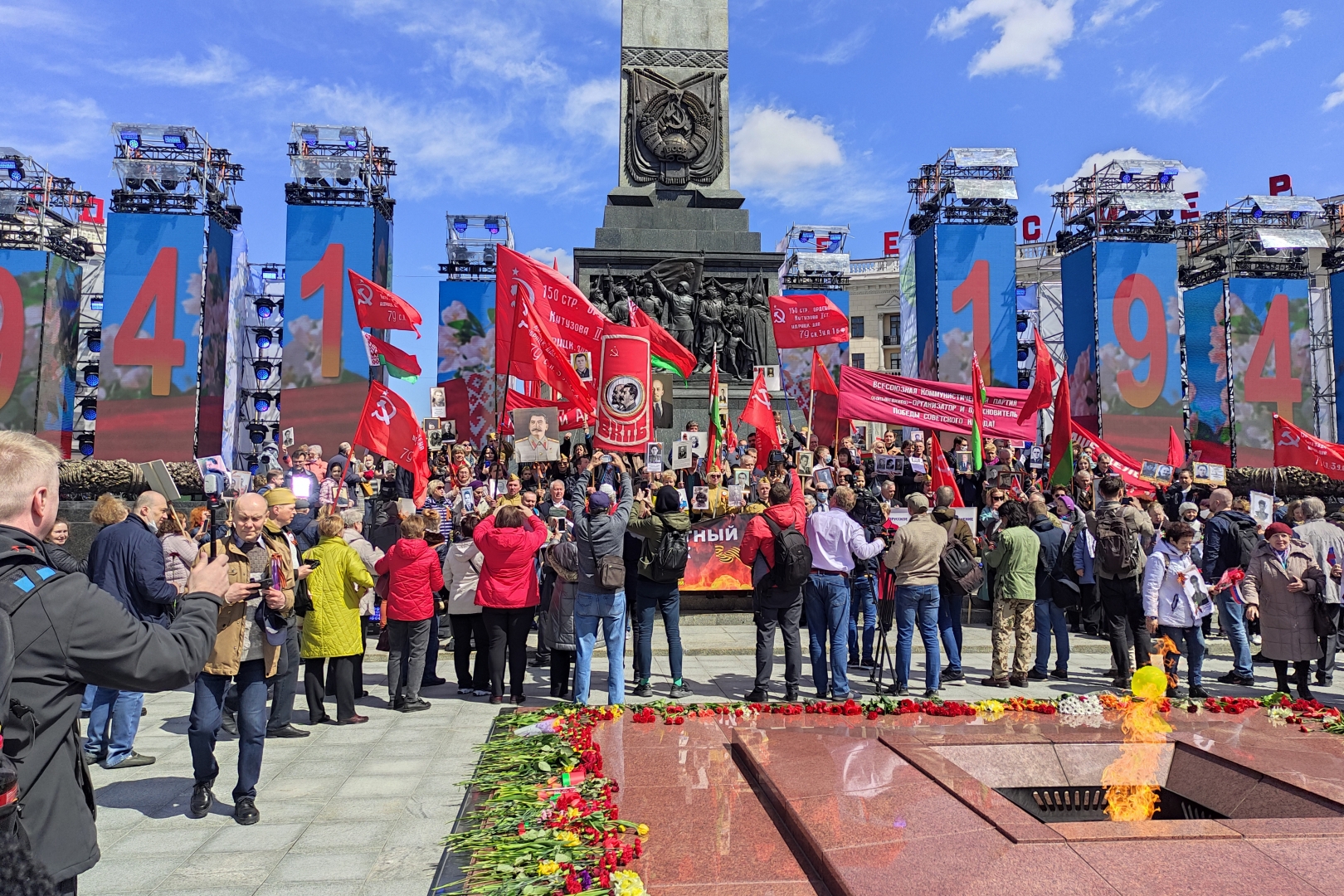 Церемония возложения цветов на площади Победы