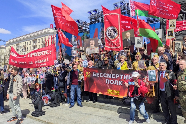 Церемония возложения цветов на площади Победы