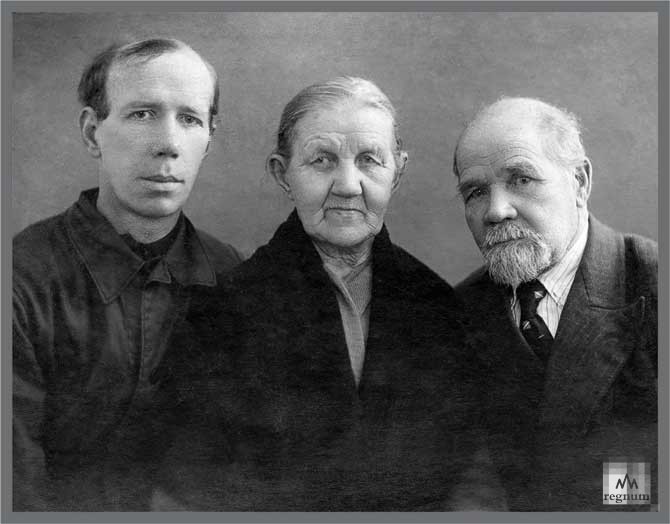 Николай, Фекла Андреевна и Степан Григорьевич Кучины. Ленинград, 1930-е годы