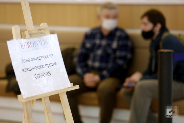 Вакцинация от коронавируса в одном из ТРЦ Петербурга