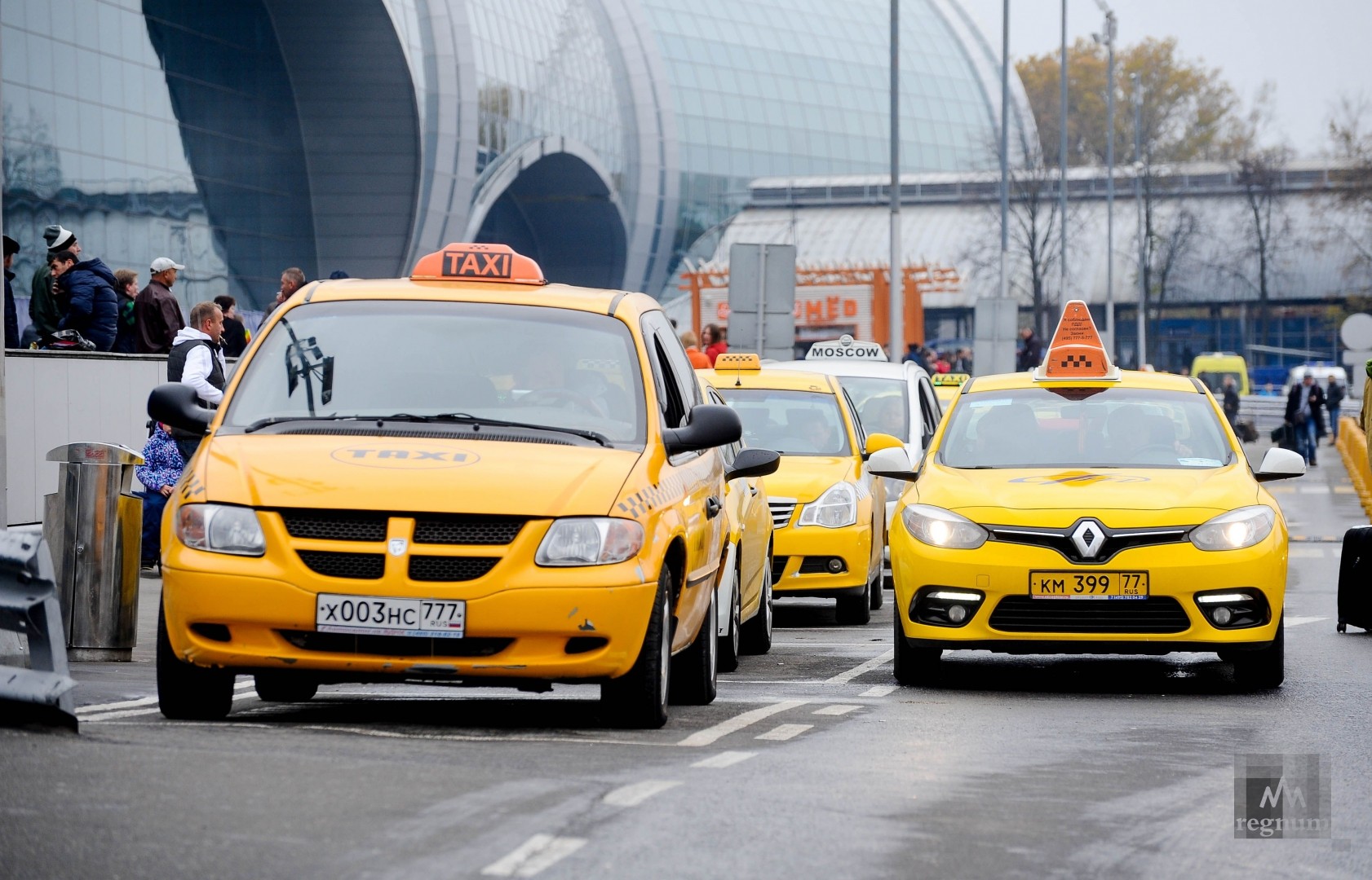 Долго будут эти полумеры?» — в Москве мигрантам запретили работать в такси