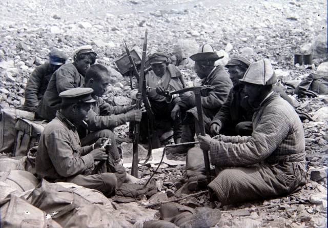Участники экспедиции за беседой с местным населением на Тянь-Шане. Казахская ССР (1938-39 гг.)