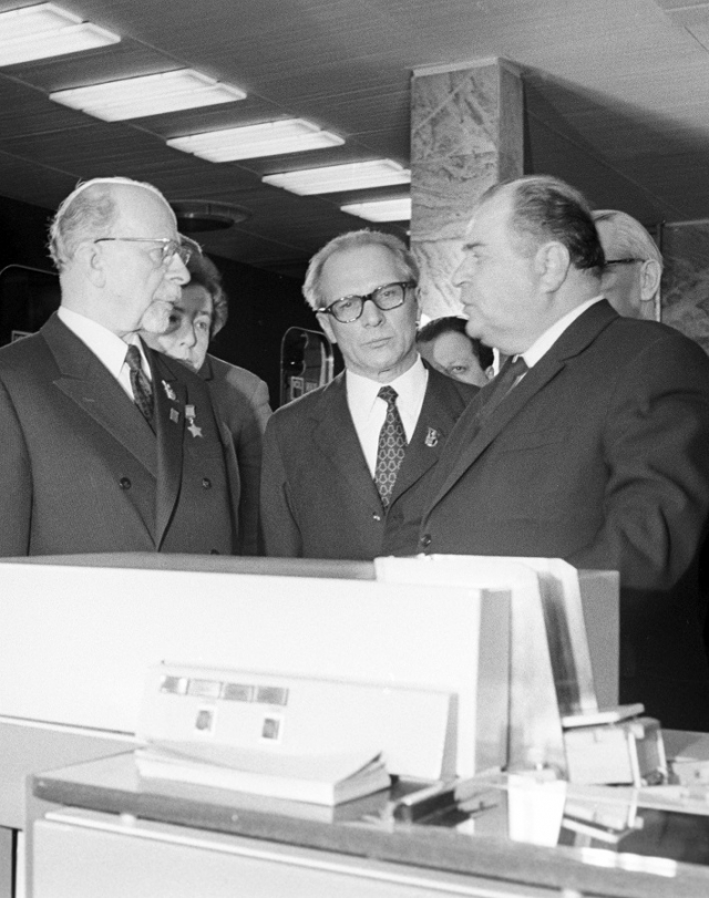 Делегация Социалистической единой партии Германии во главе с Вальтером Ульбрихтом (слева) в ГВЦ Госплана СССР. 7 апреля 1971 года